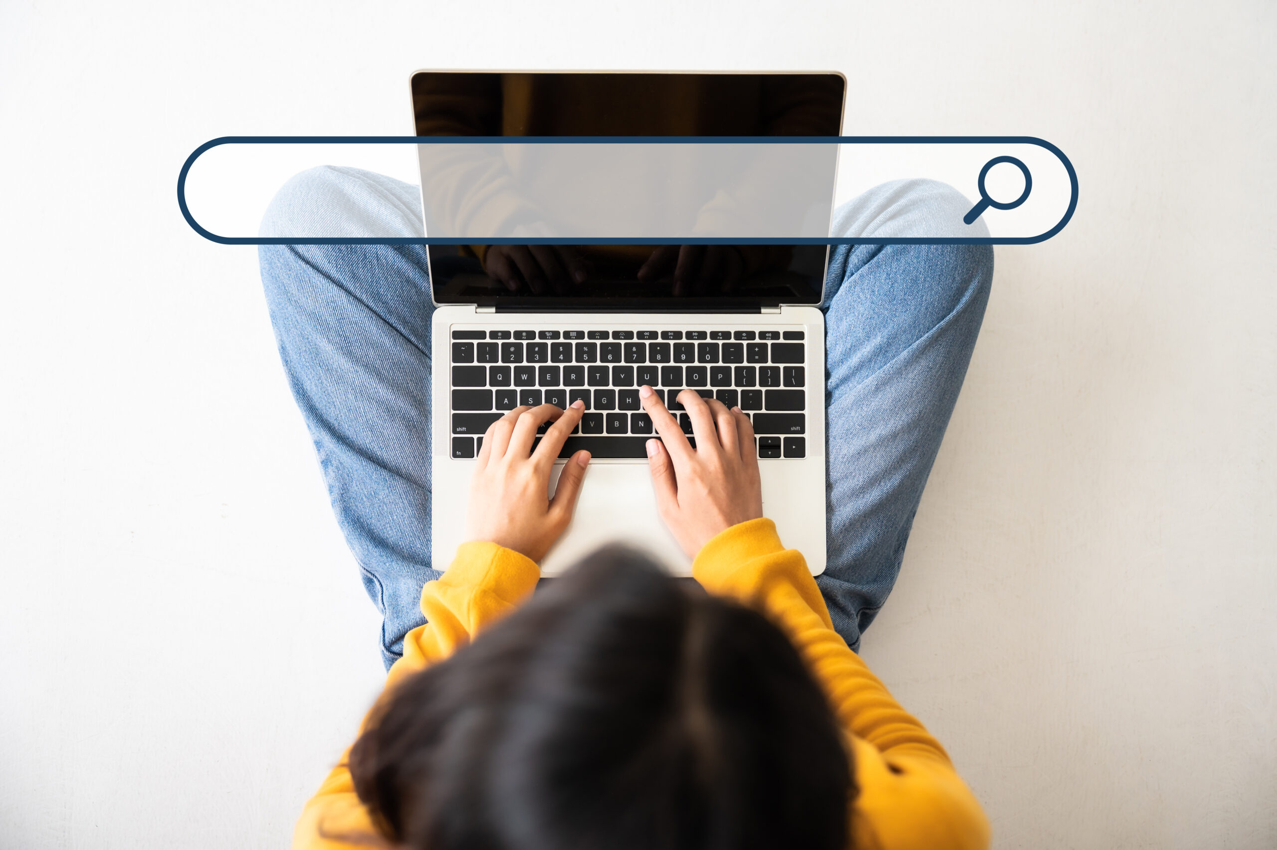 Frau arbeitet am Laptop an der Suchmaschinenoptimierung ihrer Website